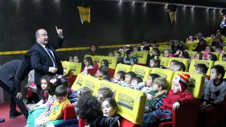Mengenli çocuklar gezen sinema ile ilk kez sinemaya heyecanı yaşadı Mengenli çocuklar gezen sinema ile ilk kez sinemaya heyecanı yaşadı