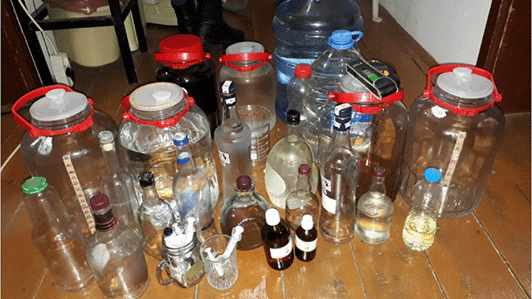 YILBAŞI İÇİN ÖLÜM ŞİŞELİYORLAR YILBAŞI İÇİN ÖLÜM ŞİŞELİYORLAR