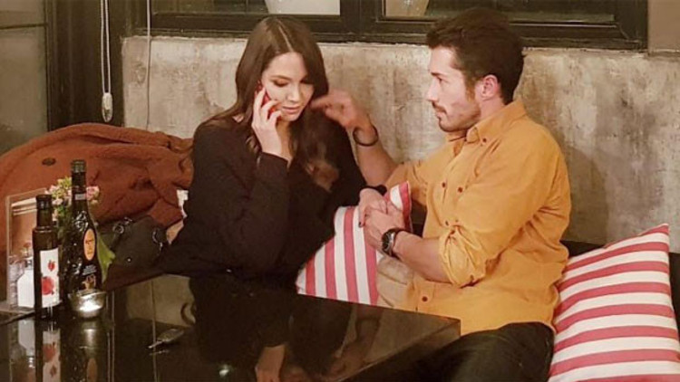 Gönlünü rol arkadaşına kaptırdı