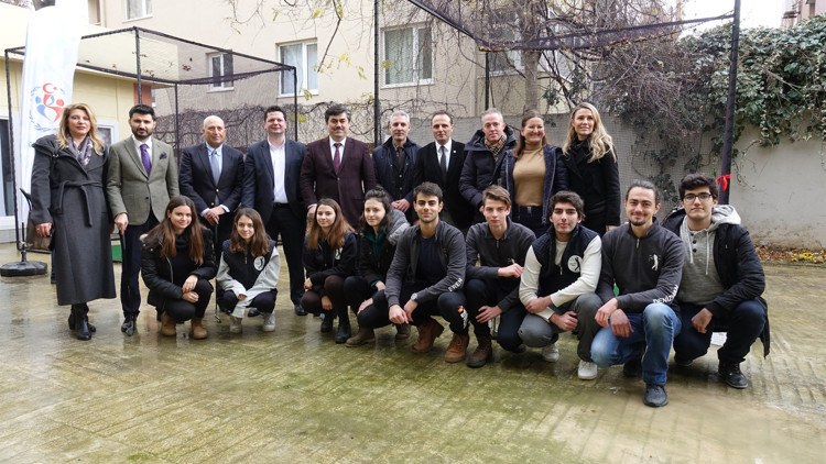 Liseliler kendi tasarladıkları dronu uçurmayı başardı