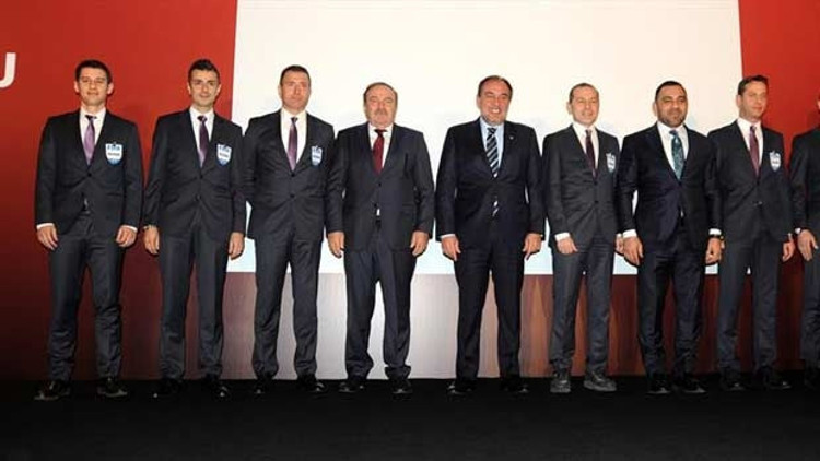 FIFA hakemlerine kokartları törenle takıldı FIFA hakemlerine kokartları törenle takıldı