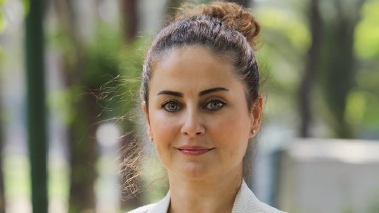 Esra Akkaya kimdir