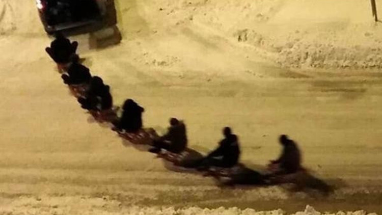 Otomobilin arkasına kızakları bağlayıp, kaydılar Otomobilin arkasına kızakları bağlayıp, kaydılar
