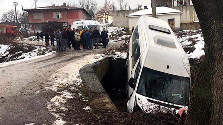 Engelli öğrencileri taşıyan minibüs kanala düştü: 5 yaralı