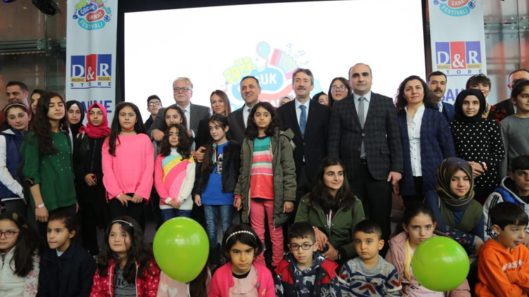 Doğu ve Güneydoğu’dan öğrenciler ‘Çocuk Sanat Festivali’nde buluştu Doğu ve Güneydoğu’dan öğrenciler ‘Çocuk Sanat Festivali’nde buluştu