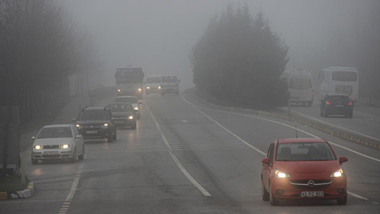 Kocaeli’de yoğun sis: D 100’de görüş mesafesi 50 metreye kadar düştü