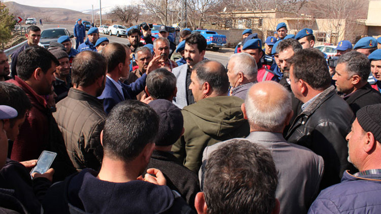 Köylülerden su eylemi Yolu kapatmak istediler…
