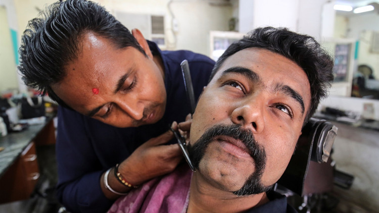 Kahraman Hint pilotun bıyığı Hindistanda moda oldu