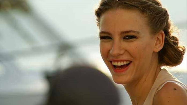 Serenay Sarıkaya’yı güzel zannediyoruz