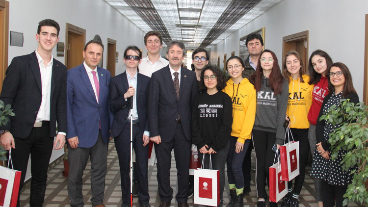 Liseliler Londra’dan madalyayla döndü