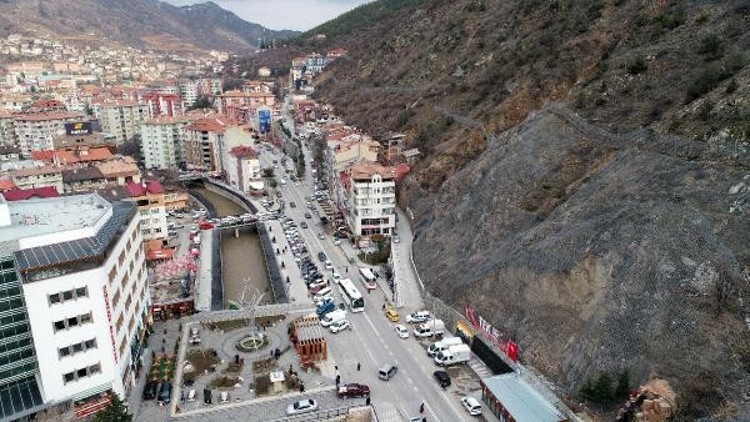 Kaya tehdidi altındaki Gümüşhane çelik ağlarla örülüyor