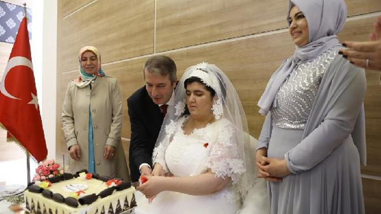 Down Sendromlu Sümeyye’nin gelinlik hayali gerçek oldu Down Sendromlu Sümeyye’nin gelinlik hayali gerçek oldu