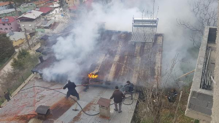 Adanada yangın çıkan bir ev kullanılamaz hale geldi