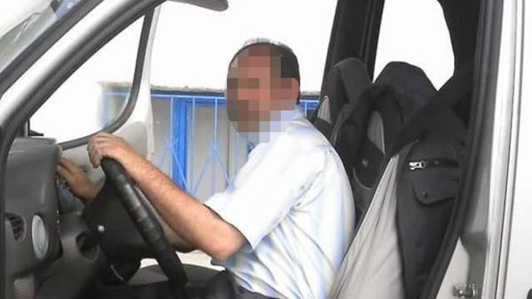 Ayrı yaşadığı karısını boğazından bıçaklayıp yaraladı
