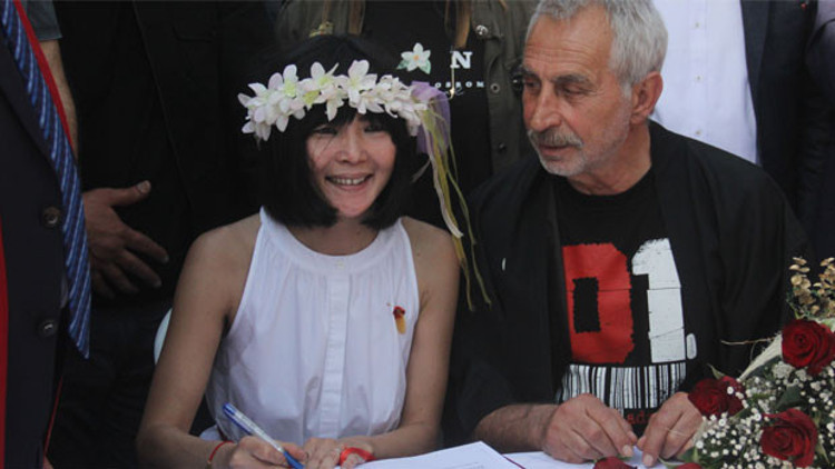Oyuncu Rıza Akın, Japon Miho Shimotashiro ile evlendi Oyuncu Rıza Akın, Japon Miho Shimotashiro ile evlendi