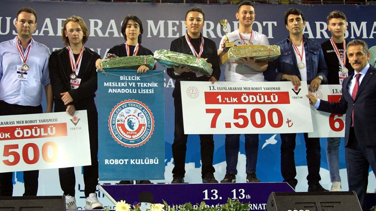 Robot yarışmasının kazananları, ödüllerini aldı