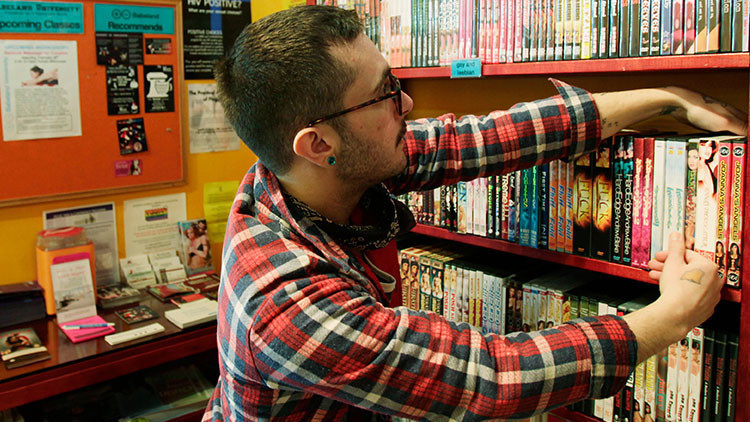 Porno dergi ve DVD koleksiyonunu atan babasına 87 bin dolarlık dava açtı