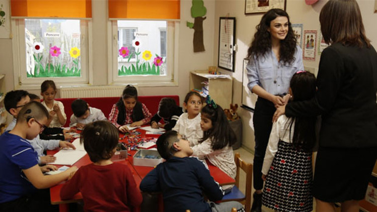 İşitme engelli eğitimine dikkat çekti