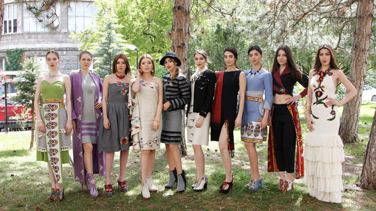 Öğrenciler yararına defile Öğrenciler yararına defile