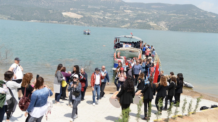 Teknelere sığmadılar... Orayı görmek için geldiler Teknelere sığmadılar... Orayı görmek için geldiler