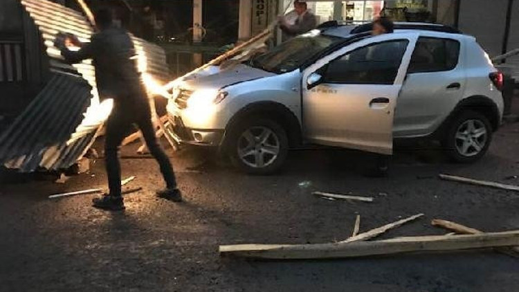 Patnosta rüzgarda çatıdan kopan parçalar otomobillerin üzerine düştü Patnosta rüzgarda çatıdan kopan parçalar otomobillerin üzerine düştü