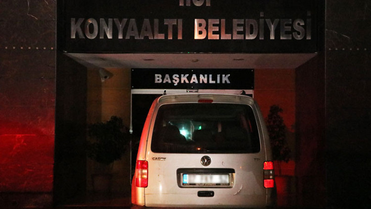 Alkollü sürücü, kamyonetini başkanlık makamının önüne park etti
