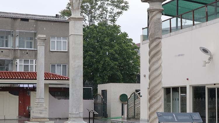 Tarihi menzil taşları Okçular Vakfında sergilenmeye başlandı