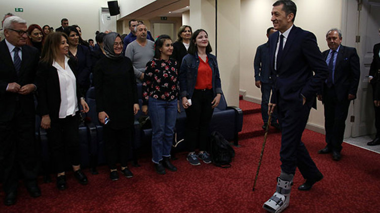 Bakan Selçuk törene bastonla geldi