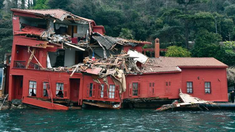 Tarihi yalıya çarpan geminin sahibinin ödeyeceği miktar belli oldu Tarihi yalıya çarpan geminin sahibinin ödeyeceği miktar belli oldu