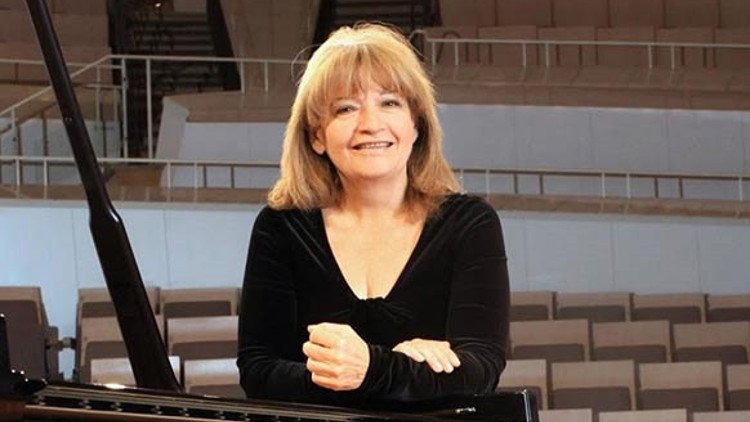 İdil Biret genç kemancıyla sahnede