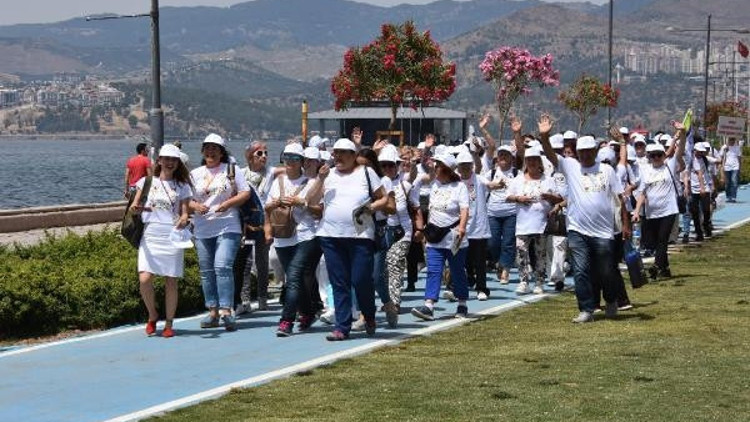 Kuşaklar arası sokak oyunlarıyla eğlendiler Kuşaklar arası sokak oyunlarıyla eğlendiler
