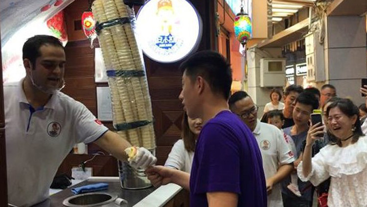 Çinliler, Maraş dondurması için kuyrukta