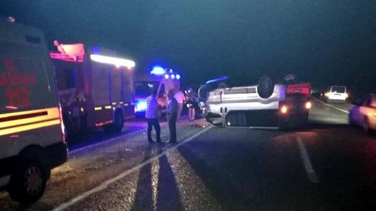 Buldanda minibüsle traktör çarpıştı: 3 yaralı
