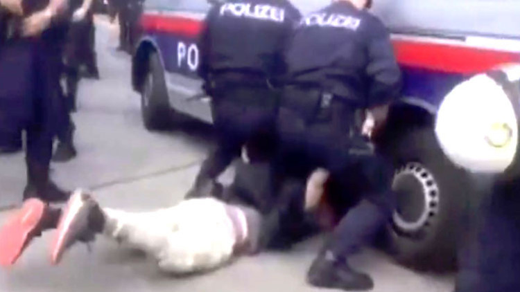 Avusturya polisi şoke etti: Protestocunun kafasını eziyorlardı Avusturya polisi şoke etti: Protestocunun kafasını eziyorlardı
