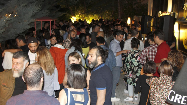 Bahçede parti zamanı