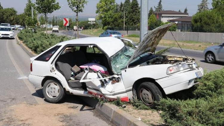 Otomobil, aydınlatma direğine çarptı: 2si çocuk 5 yaralı Otomobil, aydınlatma direğine çarptı: 2si çocuk 5 yaralı