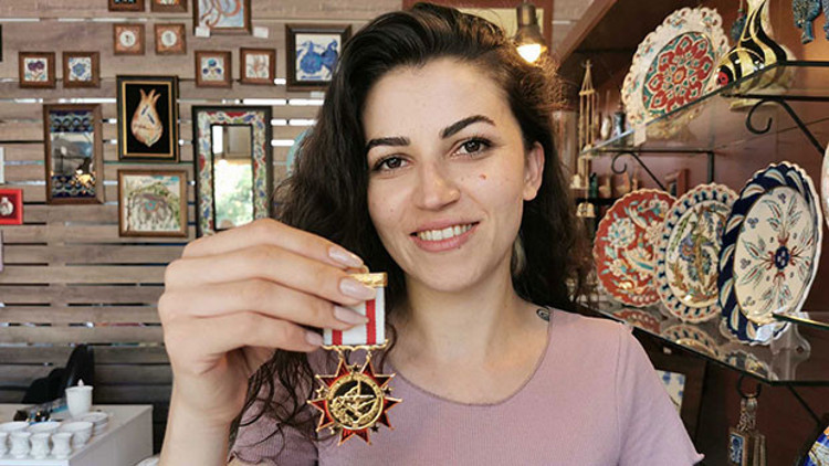 İş yerinin önünde buldu Sahibini arıyor