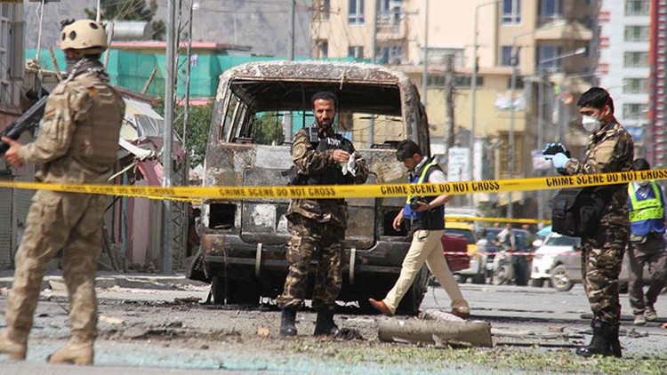 Afganistanda Taliban bombalı araçlarla saldırdı