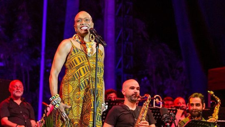Akra Caz Dee Dee Bridgewater ile veda etti Akra Caz Dee Dee Bridgewater ile veda etti