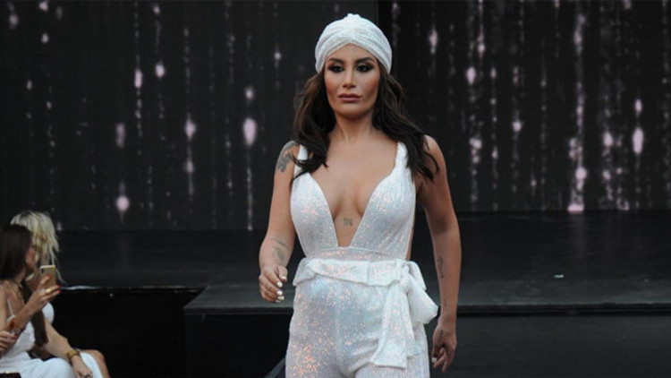 İrem Derici, Çeşme’de podyuma çıktı