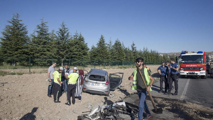 Karşı şeride geçti üç otomobile çarptı Karşı şeride geçti üç otomobile çarptı