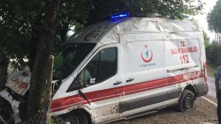 Ambulans, yol kenarındaki ağaçlara çarptı: 5 yaralı Ambulans, yol kenarındaki ağaçlara çarptı: 5 yaralı
