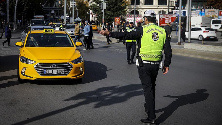 Taksilerde kısa mesafeye indi-bindi ücreti de çözüm olmadı Taksilerde kısa mesafeye indi-bindi ücreti de çözüm olmadı