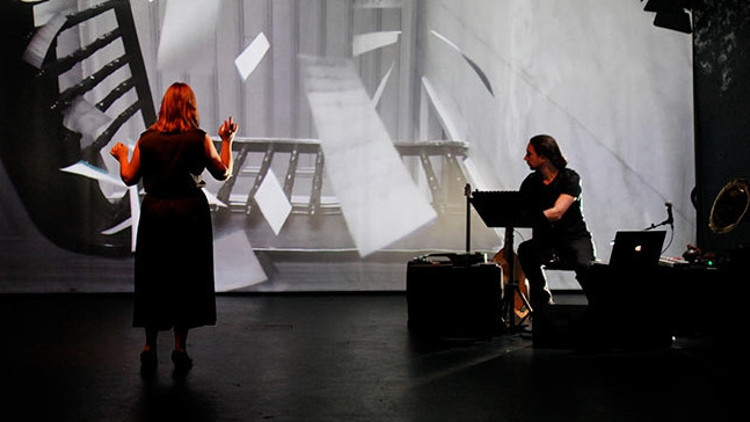 Yüz Yılın Evi, Feriye Bahçesinde...