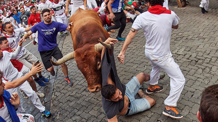 Festival alanında can pazarı: 8 kişi yaralandı Festival alanında can pazarı: 8 kişi yaralandı