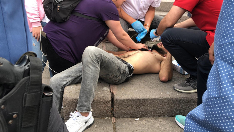 ‘Yan bakma’ kavgasında göğsünden bıçakladı ‘Yan bakma’ kavgasında göğsünden bıçakladı