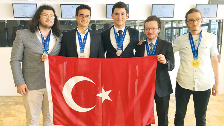 Milli fizikçiler madalyaları topladı Milli fizikçiler madalyaları topladı