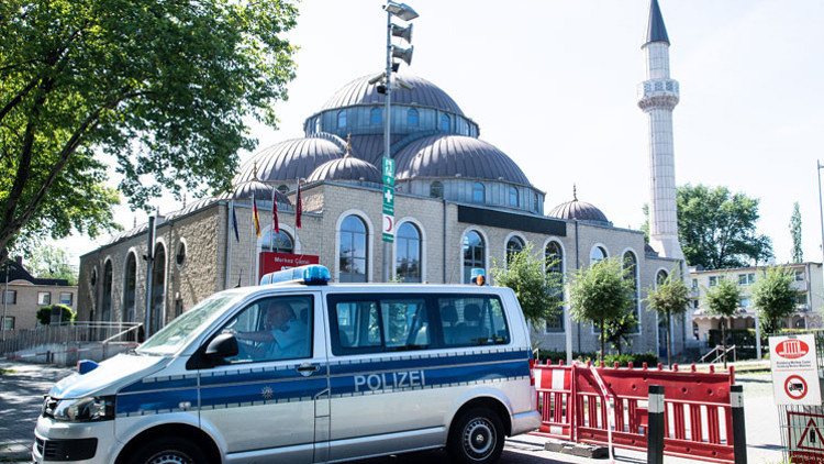 3 camide saatlerce bomba arandı 3 camide saatlerce bomba arandı