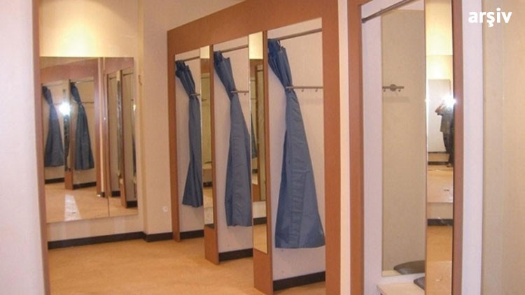 Elbise deneyen genç kızın görüntüsünü çekmeye çalıştı... Yakalandı