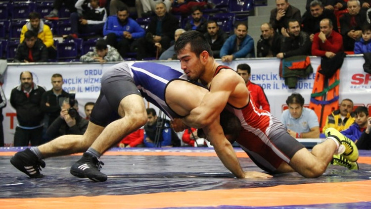 Milli güreşçiler Polonyaya gitti